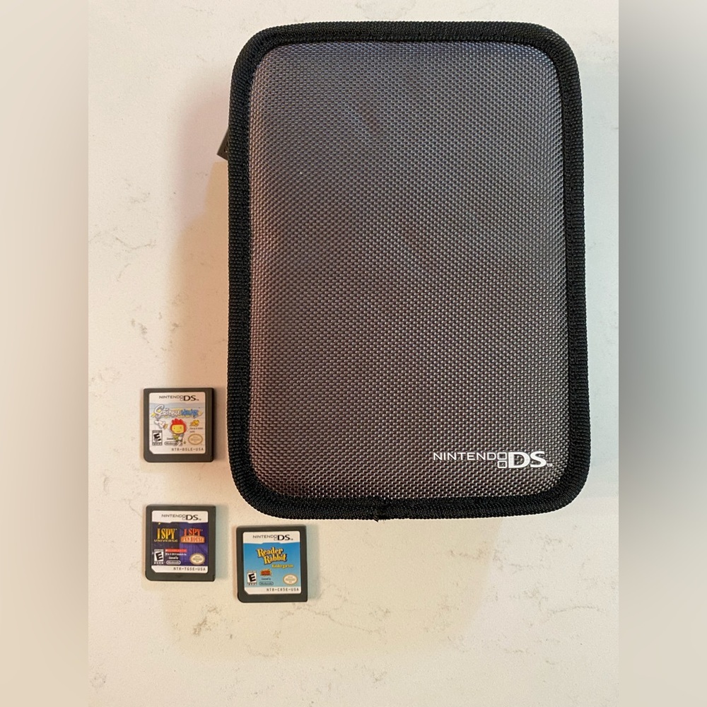 Nintendo DS carrying case with games